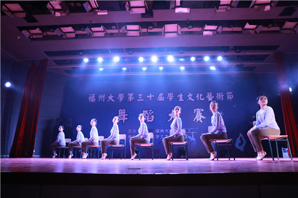 表演《我等你》张嘉云摄