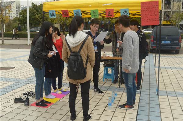 同学们认真听取安全知识讲解 郑代福摄