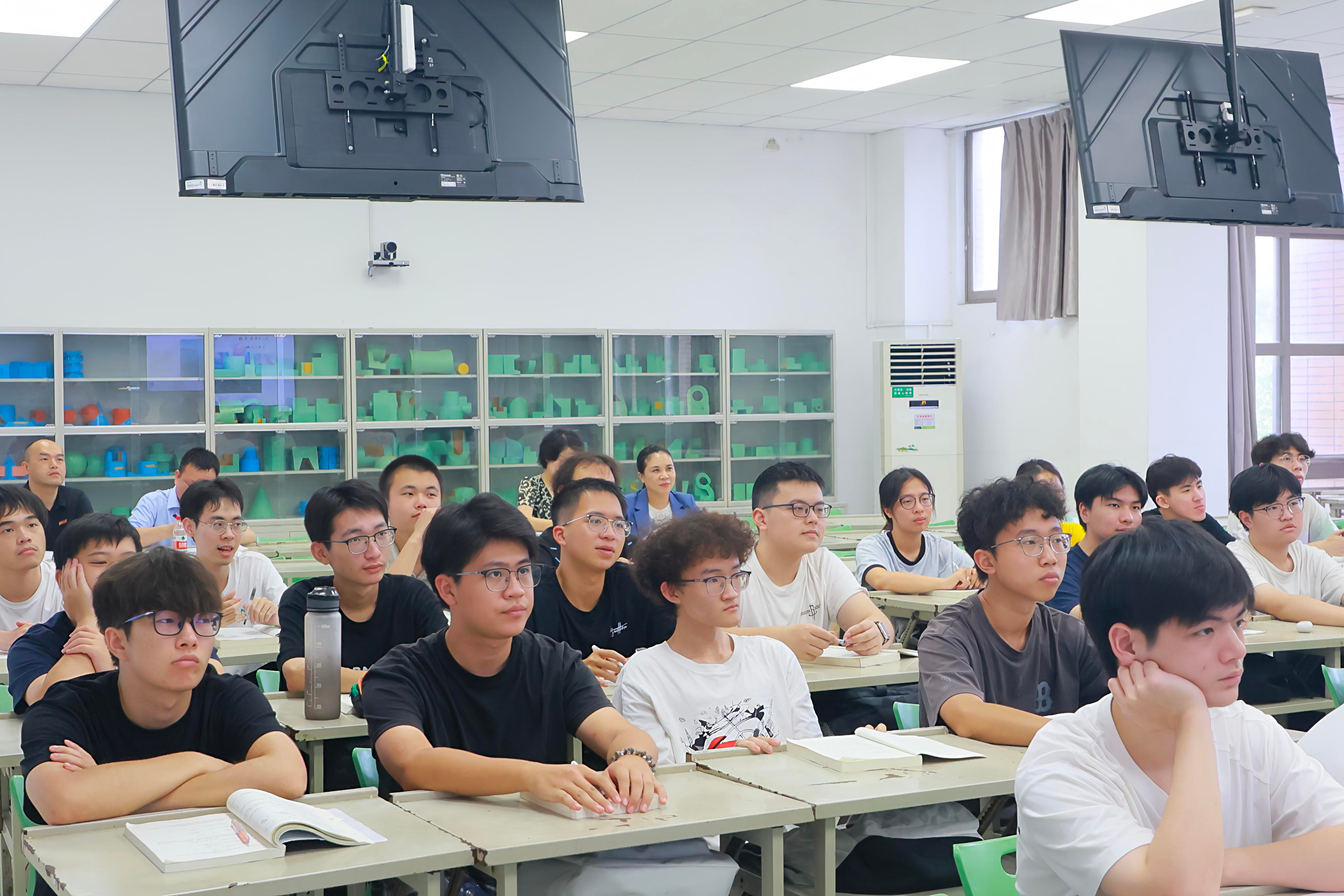 20260901吴明红院士到本科生课堂听课.png