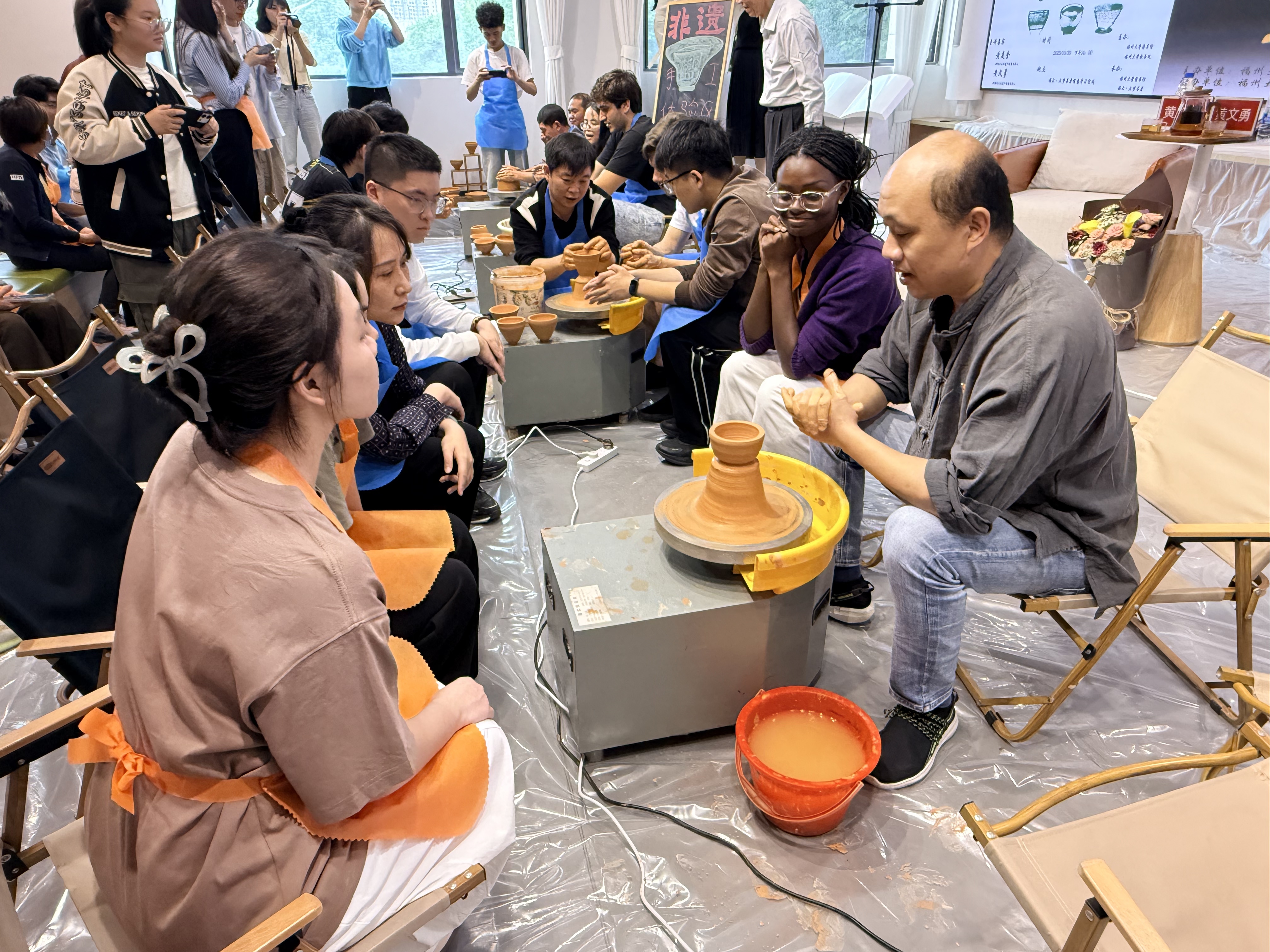 20251030-黄文勇大师亲自指导师生拉制建盏坯胎.jpg