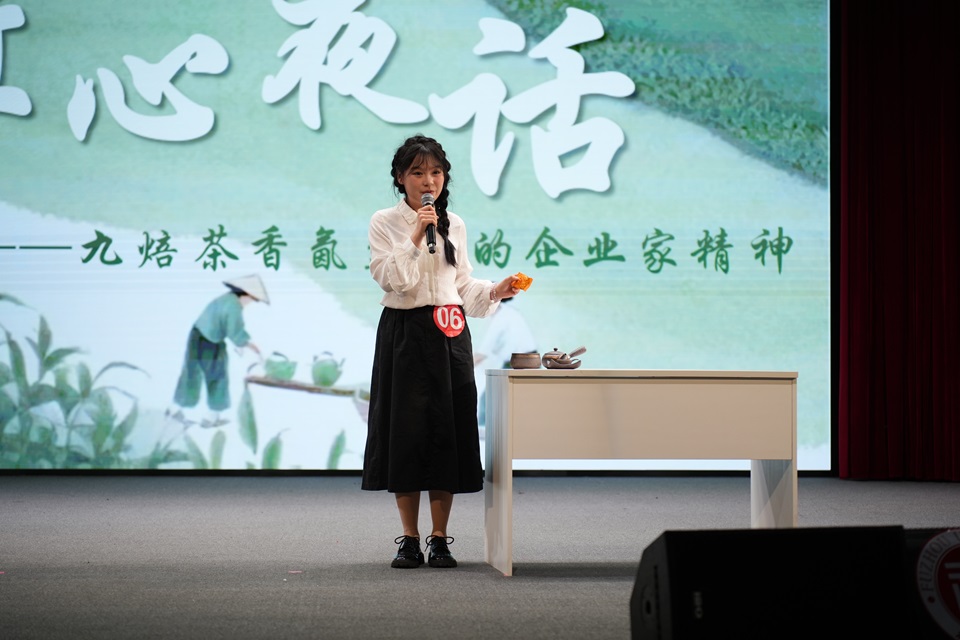 20250426主持人大赛比赛现场郑一林.jpg