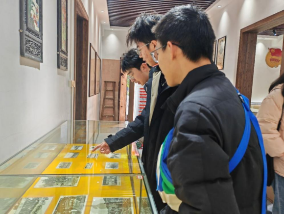 20240225实践队员参观学习.png 20240225实践队员参观学习.png