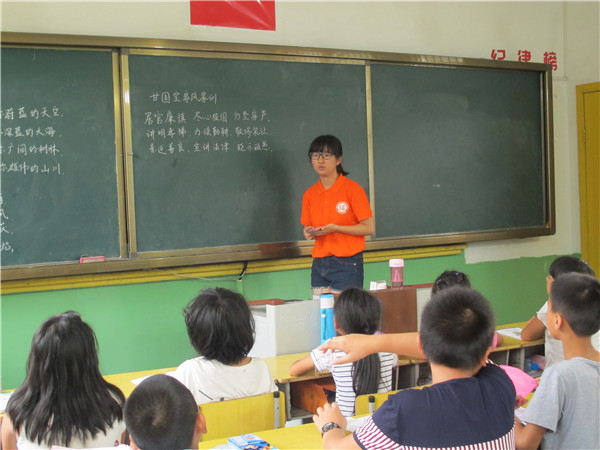 高统彤在介绍甘国宝