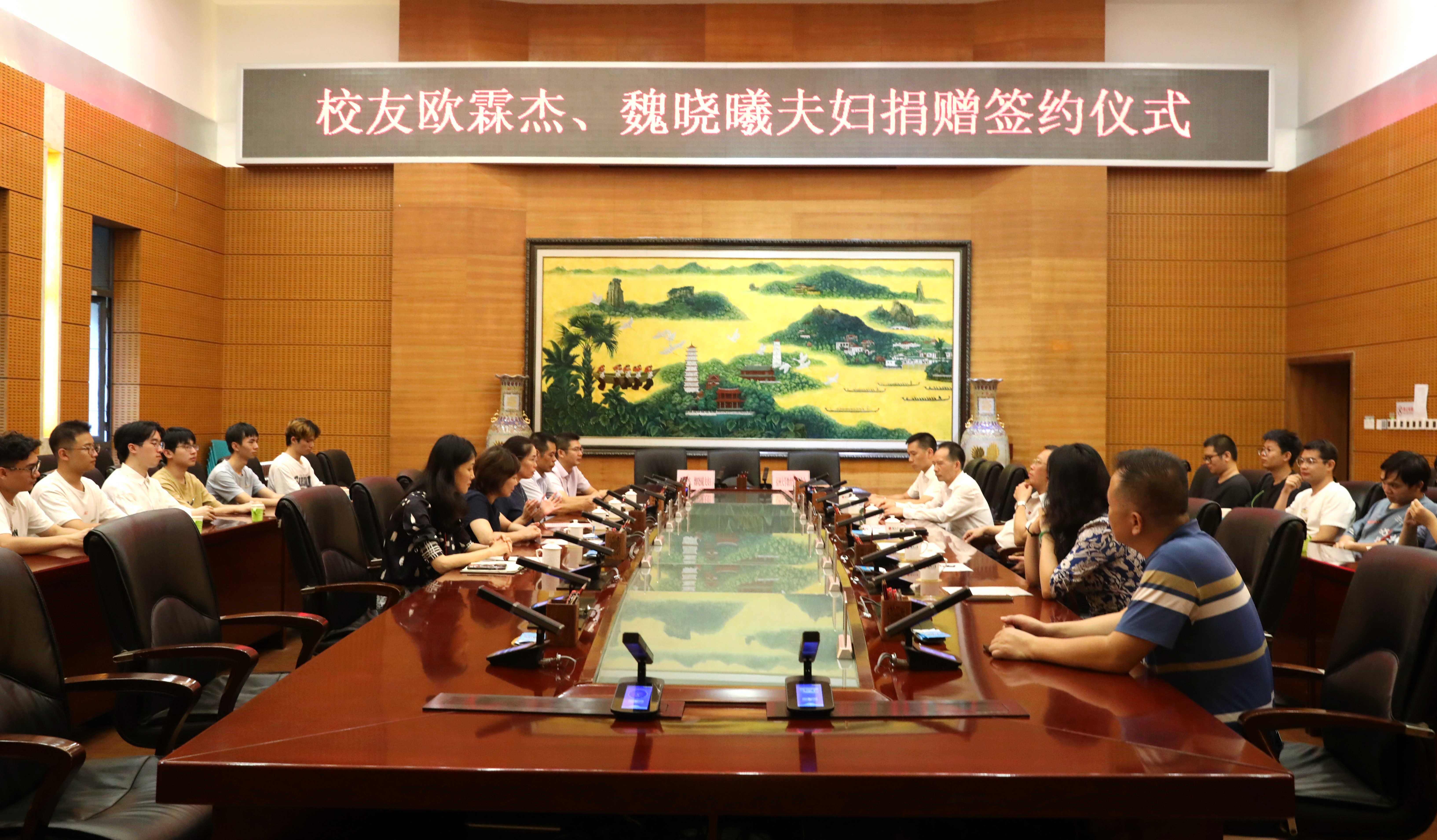 校友欧霖杰、魏晓曦夫妇捐赠签约仪式--校友会张丽琴2.jpg