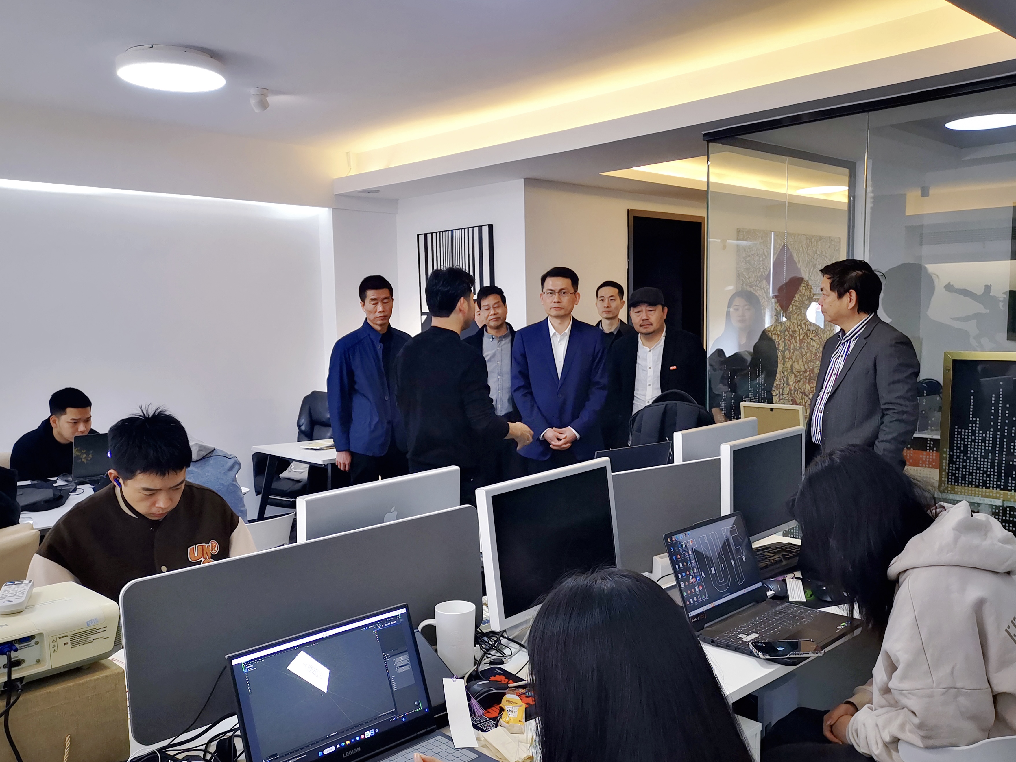 黄身勇副书记在福州大学工艺美术研究院参观调研-王薇薇.jpg 黄身勇副书记在福州大学工艺美术研究院参观调研-王薇薇.jpg