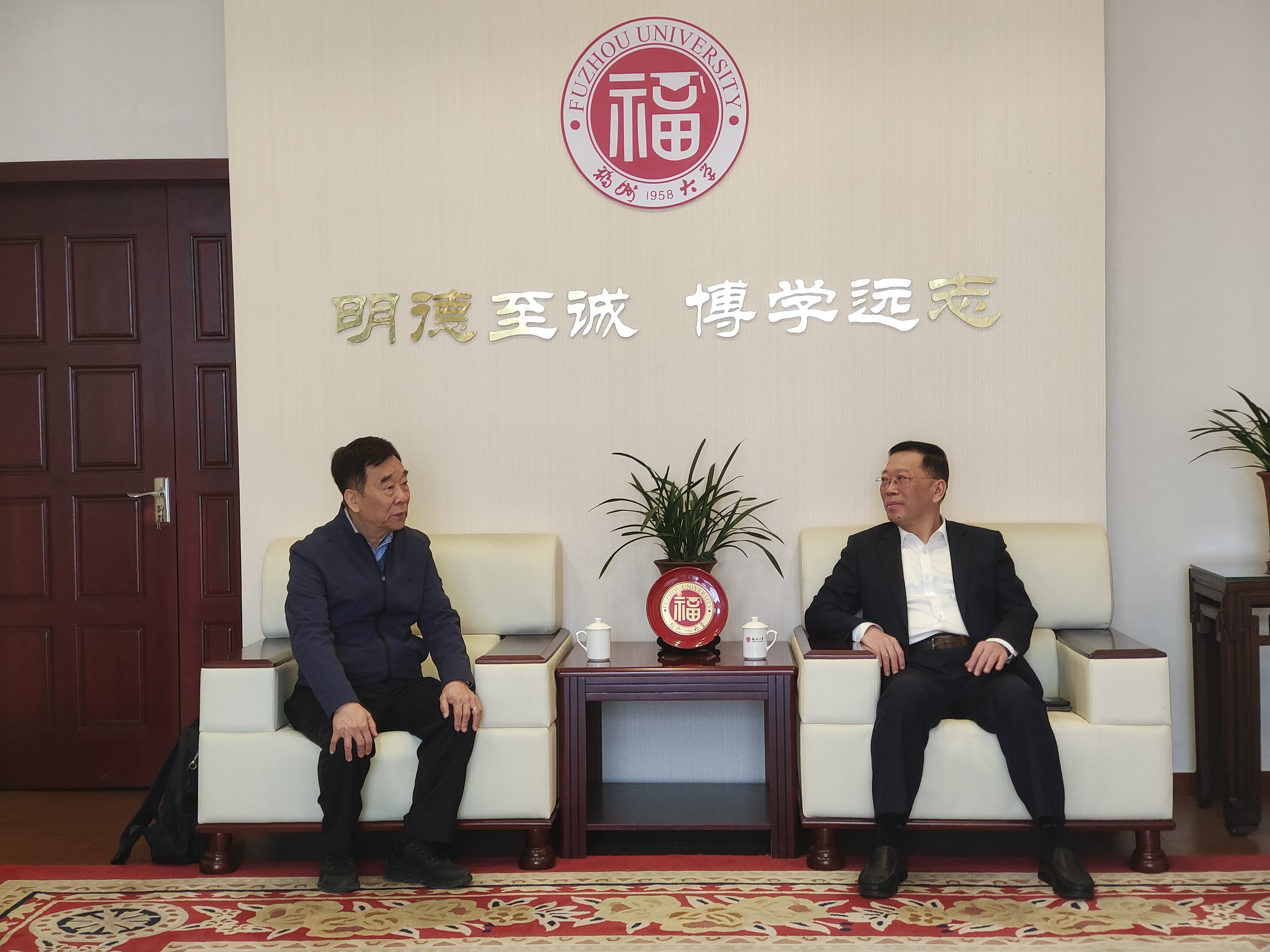 校党委陈国龙书记会见香港校友会荣誉会长杨鸿耀一行-李连富.jpg