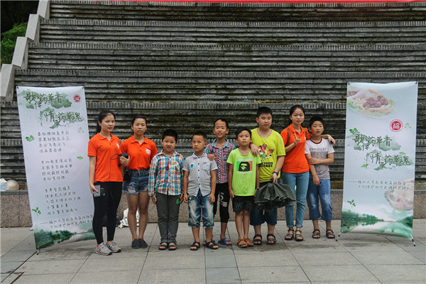 实践队员与小孩子合影留恋