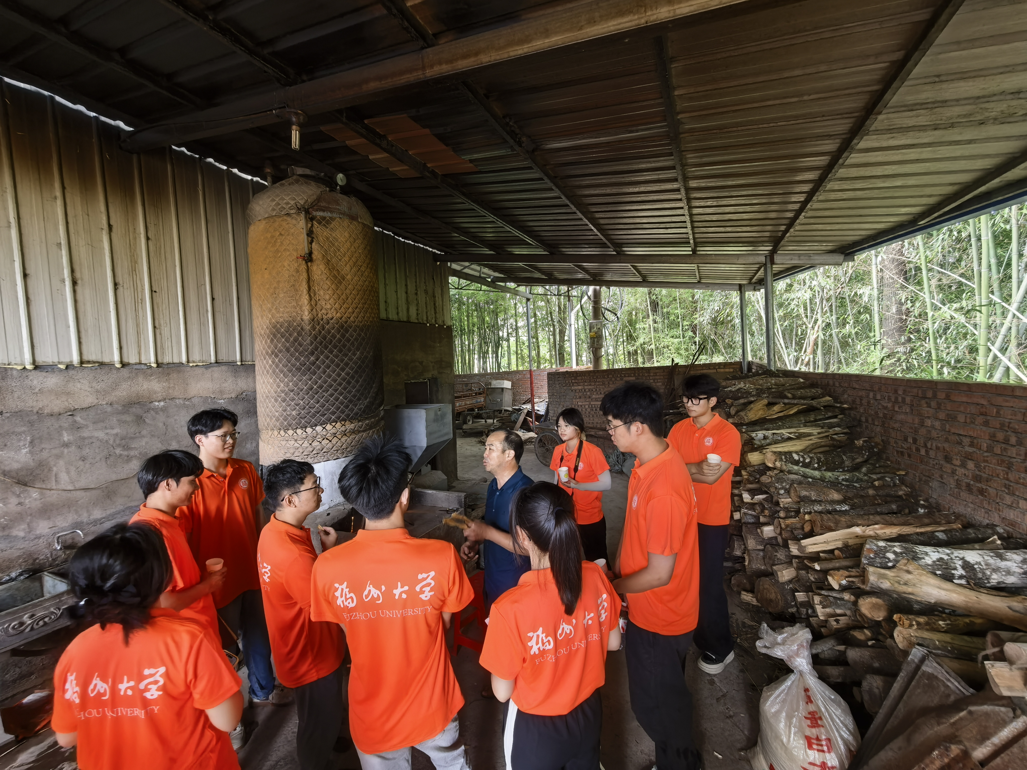 20250805实践队在和合作社人员交流化工学院.jpg