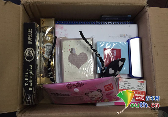 福州大学大学生寄给与其结对帮扶学生的学习用品。