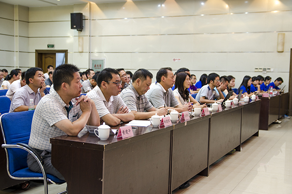 图二 到场领导正认真聆听讲座