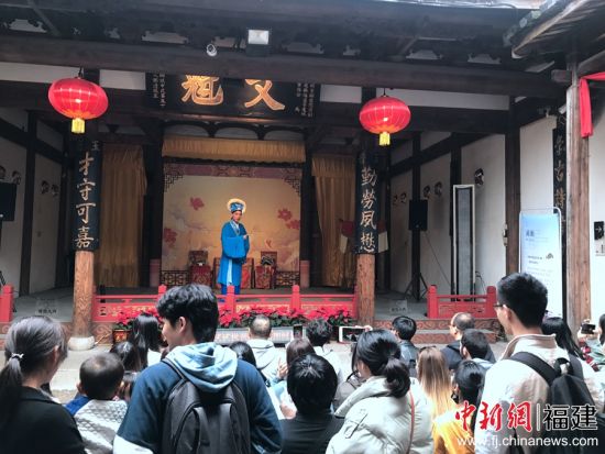 观看闽剧表演。