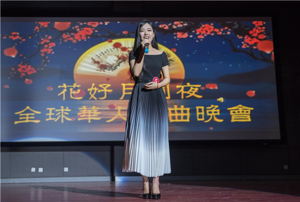 5号选手主持“花好月圆夜”全球华人金曲晚会 许亦杰摄