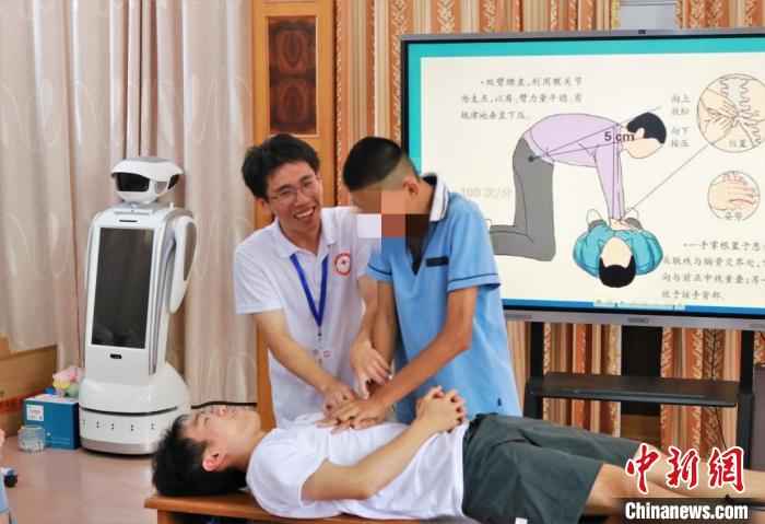 福州大学实践队员和小朋友们共同做心肺复苏模拟。　张雨楚 摄