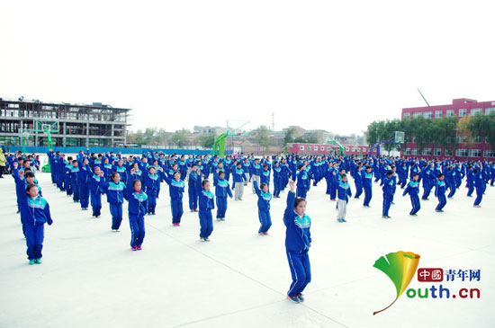 图为比赛现场三营中学学生在认真做操。许金旭供图 图为比赛现场三营中学学生在认真做操。许金旭供图