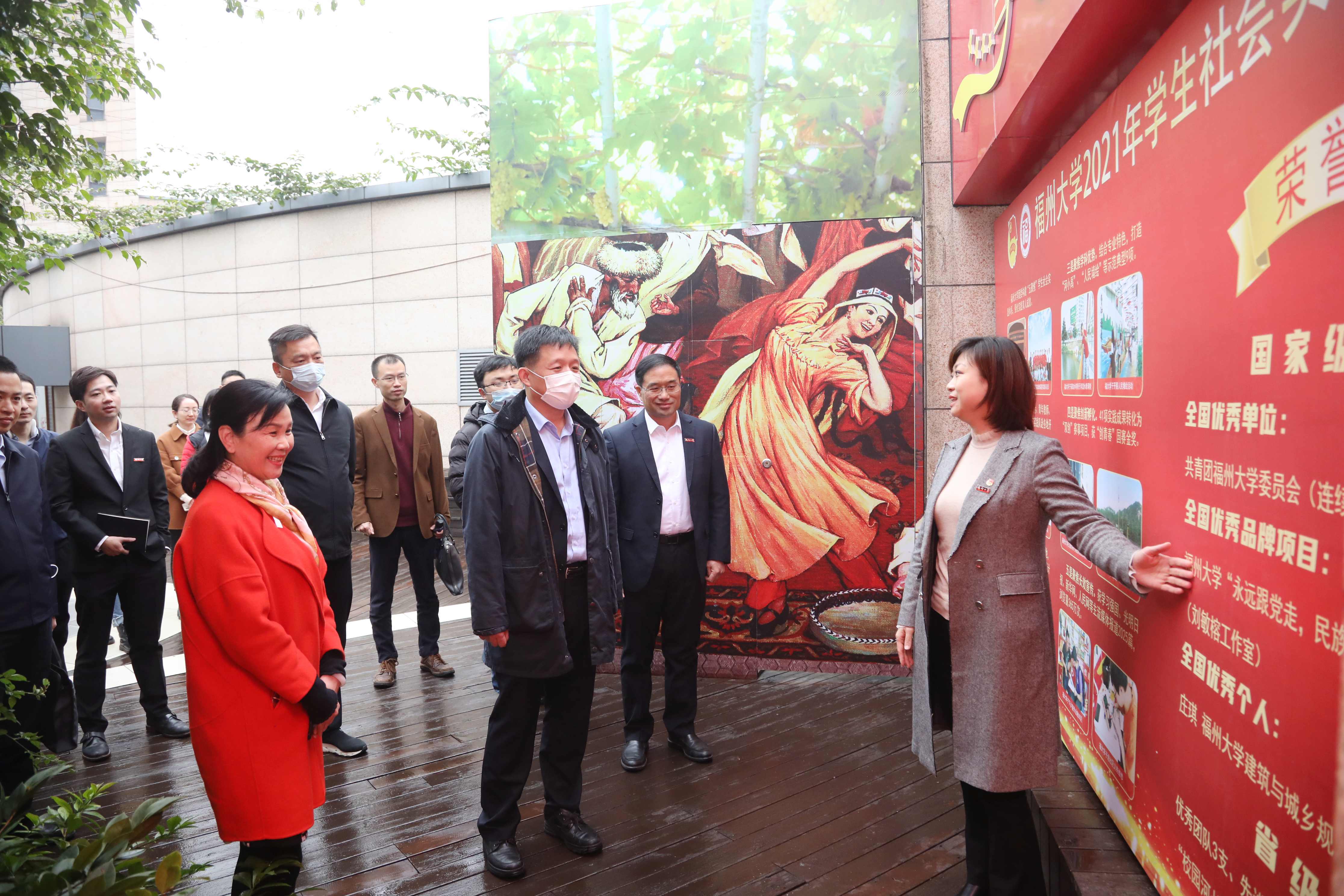 团中央青年发展部黄大伟部长一行来校调研