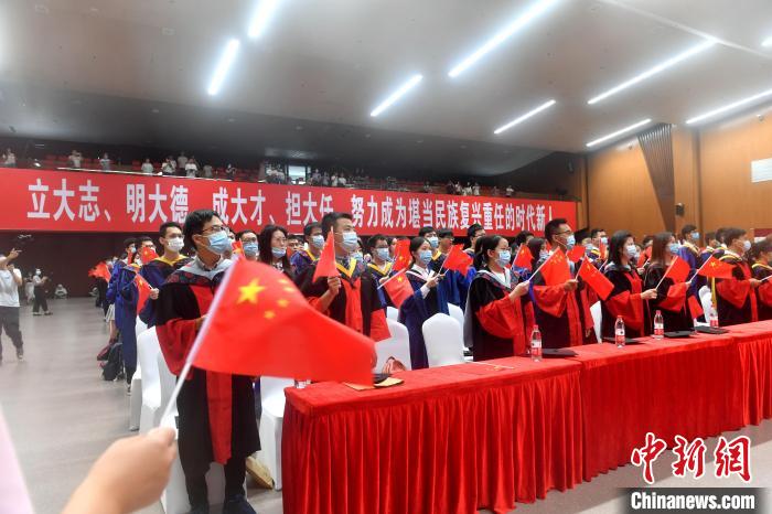 图为全场师生合唱《歌唱祖国》。 吕明 摄