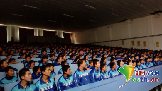 福州大学研究生支教团开展消防安全教育。图为同学们认真观看消防安全教育视频。巫俊供图