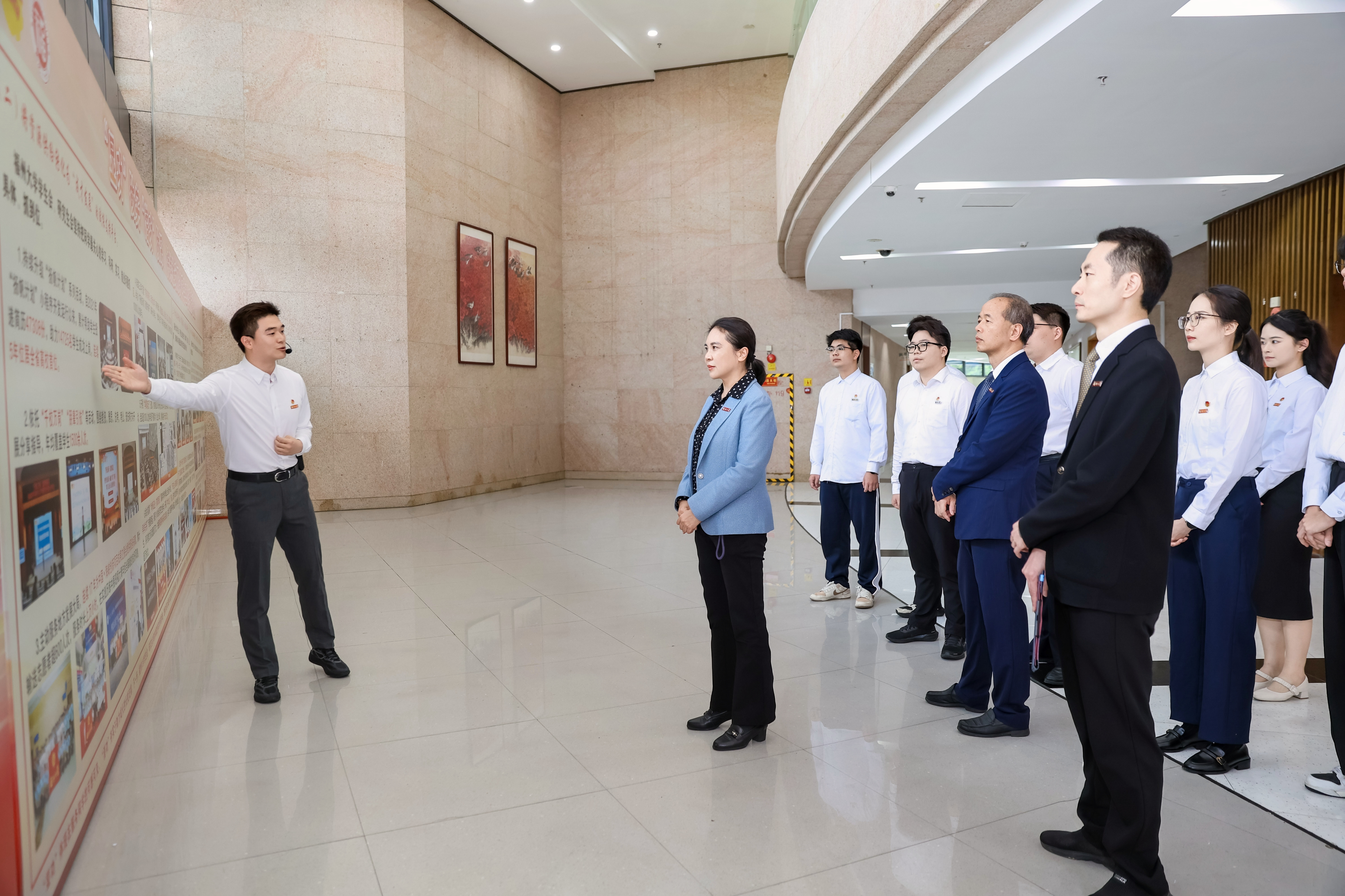 20260430五四表彰大会吴书记看学生会展示3.jpg