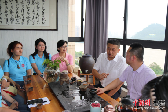 图为实践队在“唐三代”公司交流。冯浩 摄