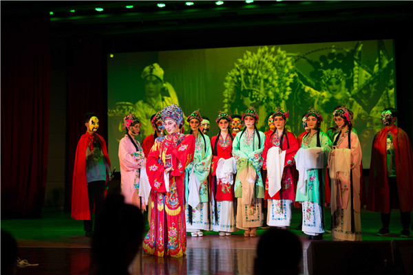 海洋学院带来《京韵》模特们一身京剧演员行头,展示国粹韵味 刘天宇摄