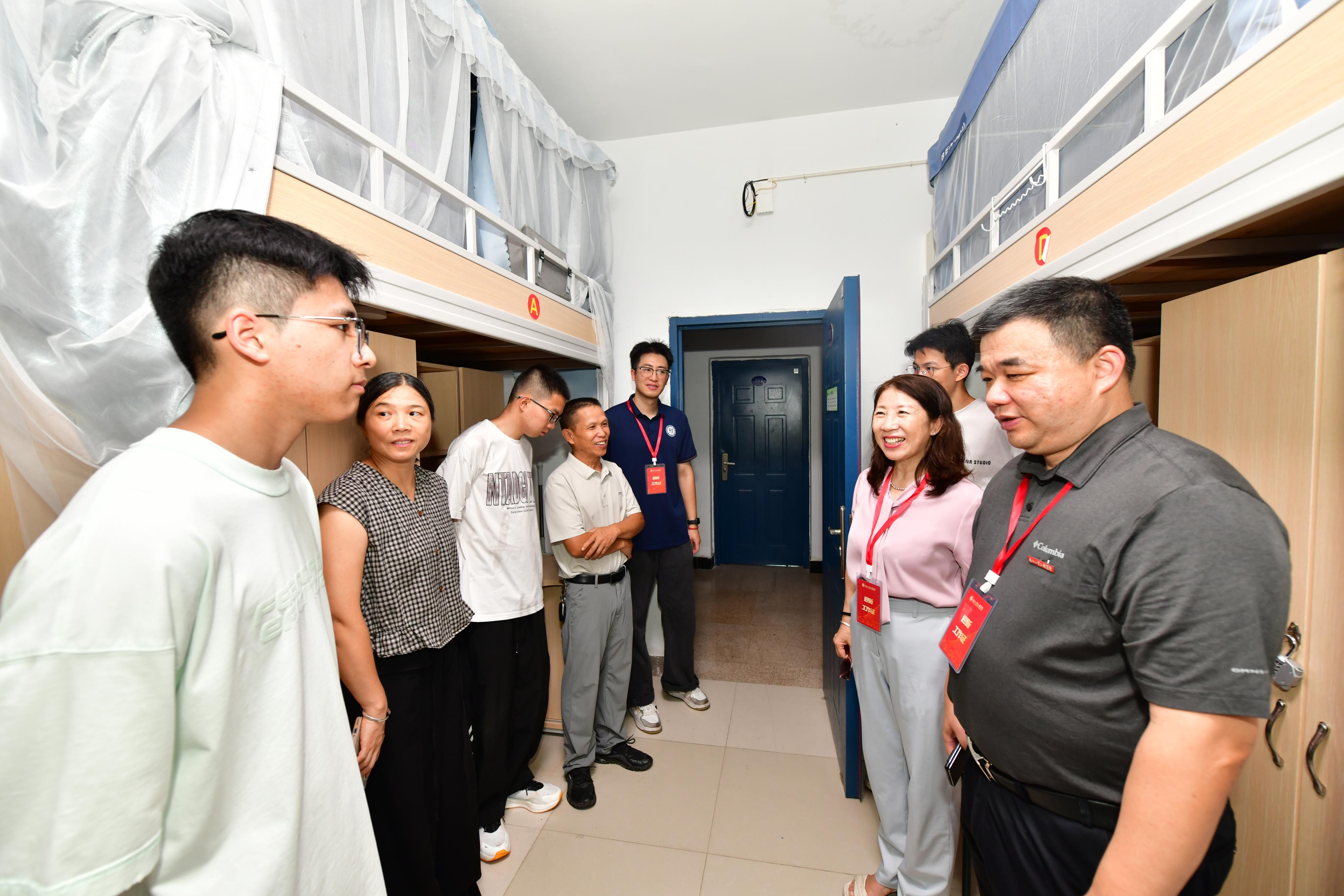 20260829学院领导到铜盘校区学生宿舍看望新生及家长.jpg