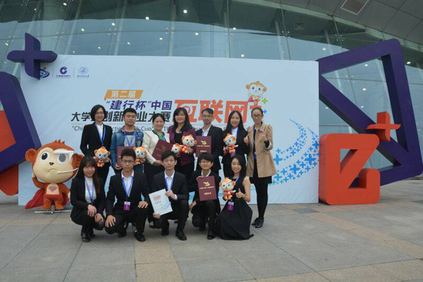 两个金奖团队合影1