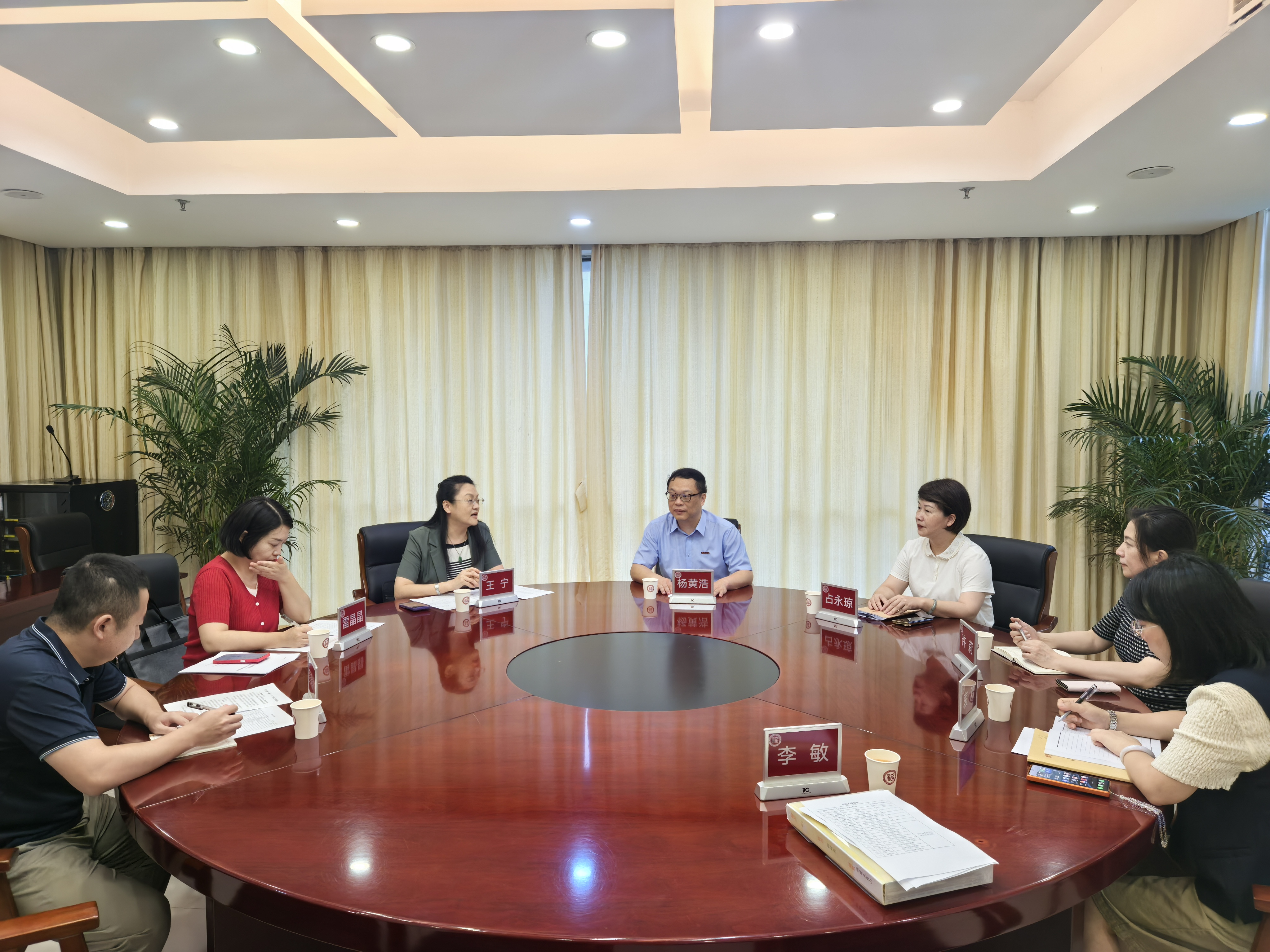 20260828座谈会统战部.jpg