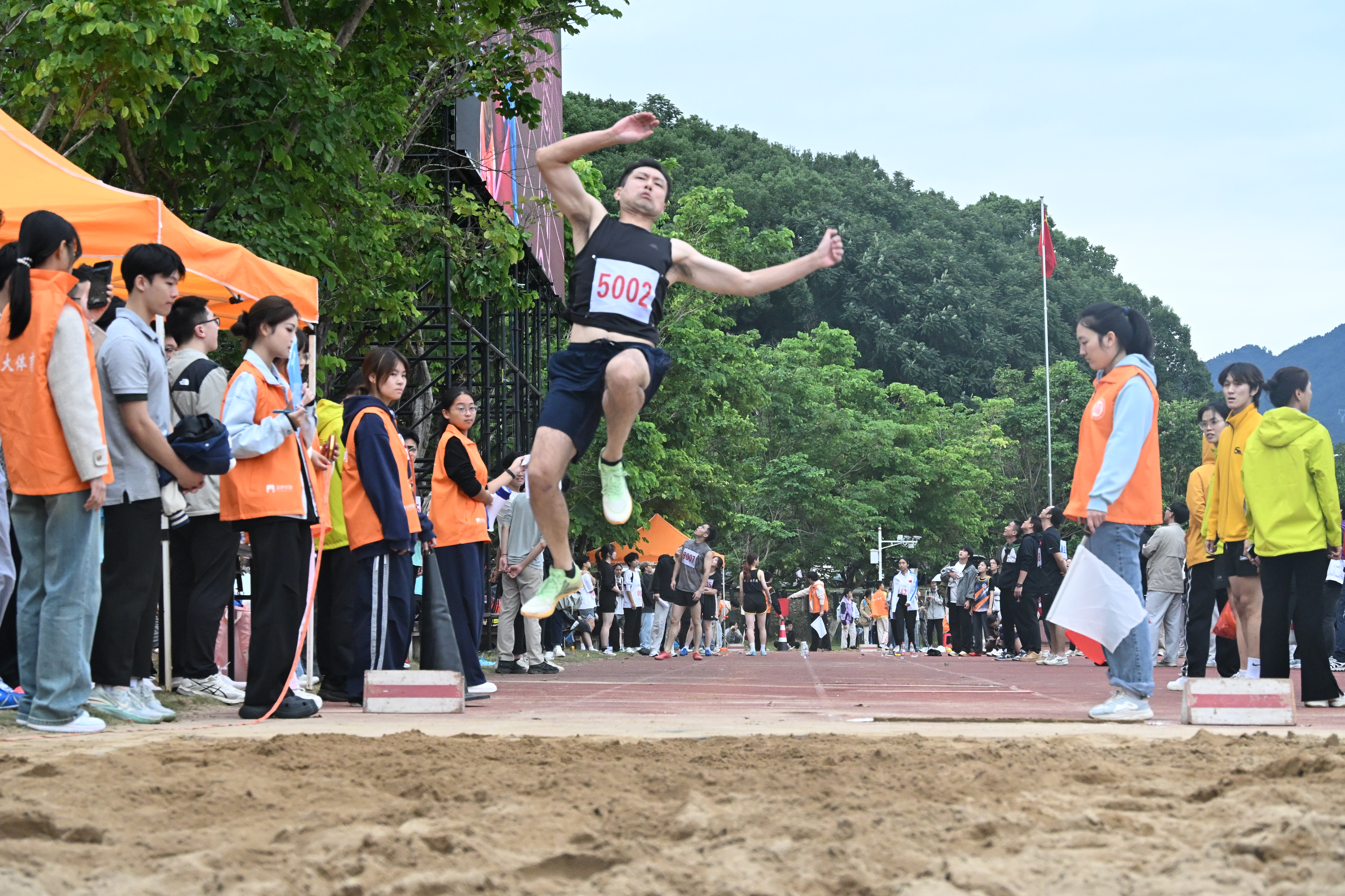 20251113男教青跳远 融媒体中心视觉传媒部郑智阳摄 .JPG