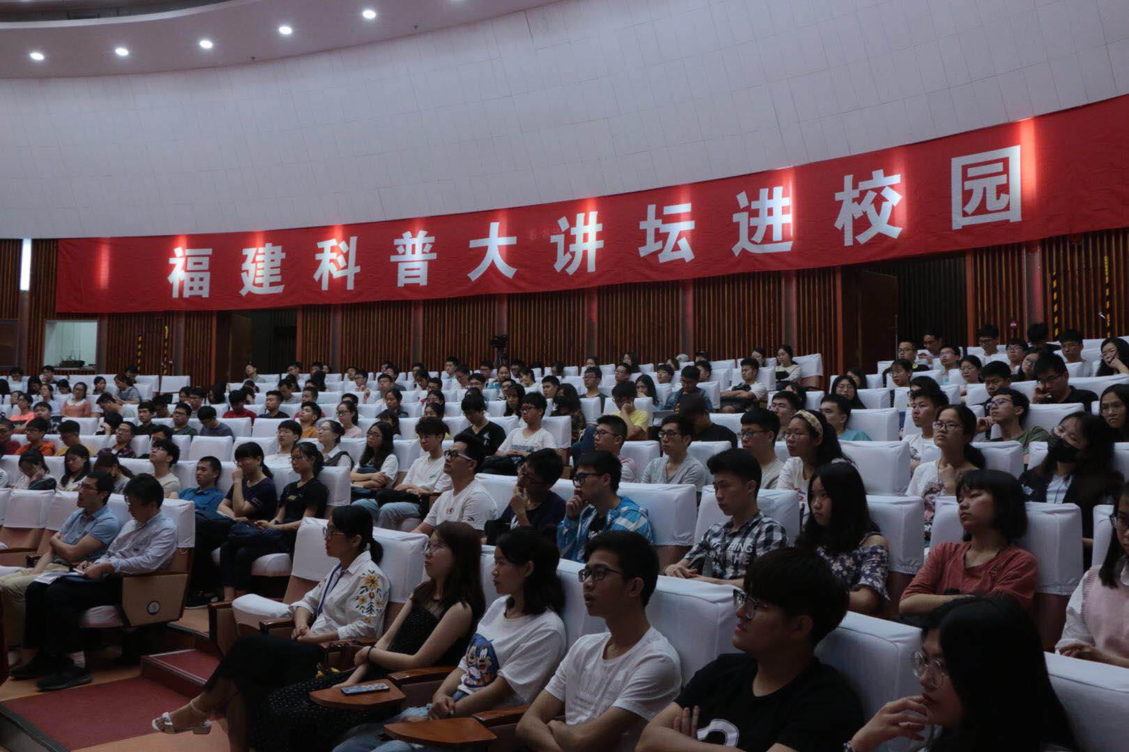 çè°ãåæ°è·¯ä¸çææ³ãåäººæé¢å£«ä¸å¤§å­¦çé¢å¯¹é¢ å±è¯åæ°åä¸åé&nbsp;