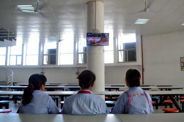 食堂工作人员观看阅兵 郑嘉豪摄 (2)1