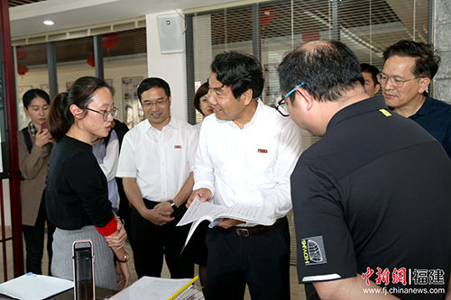 福州大学校党委书记陈永正一行在家风研习社与指导老师交流。福州大学供图 福州大学校党委书记陈永正一行在家风研习社与指导老师交流。福州大学供图