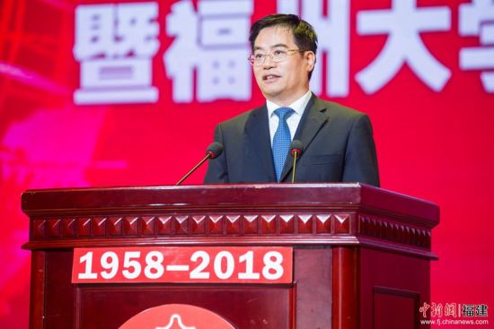 周联清在致辞中表示,受福建省委书记、省人大常委会主任于伟国同志和省委副书记、省长唐登杰同志的嘱托,谨代表中共福建省委、福建省人民政府,向福州大学全体师生员工和广大校友等表示热烈的祝贺。