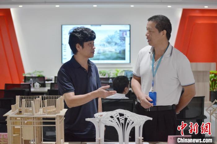 评委评议。 主办方供图