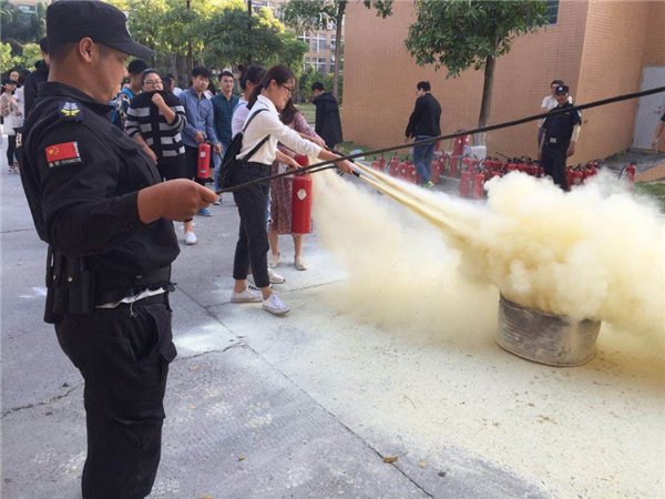 同学们在学习使用消防装置 林明辉摄