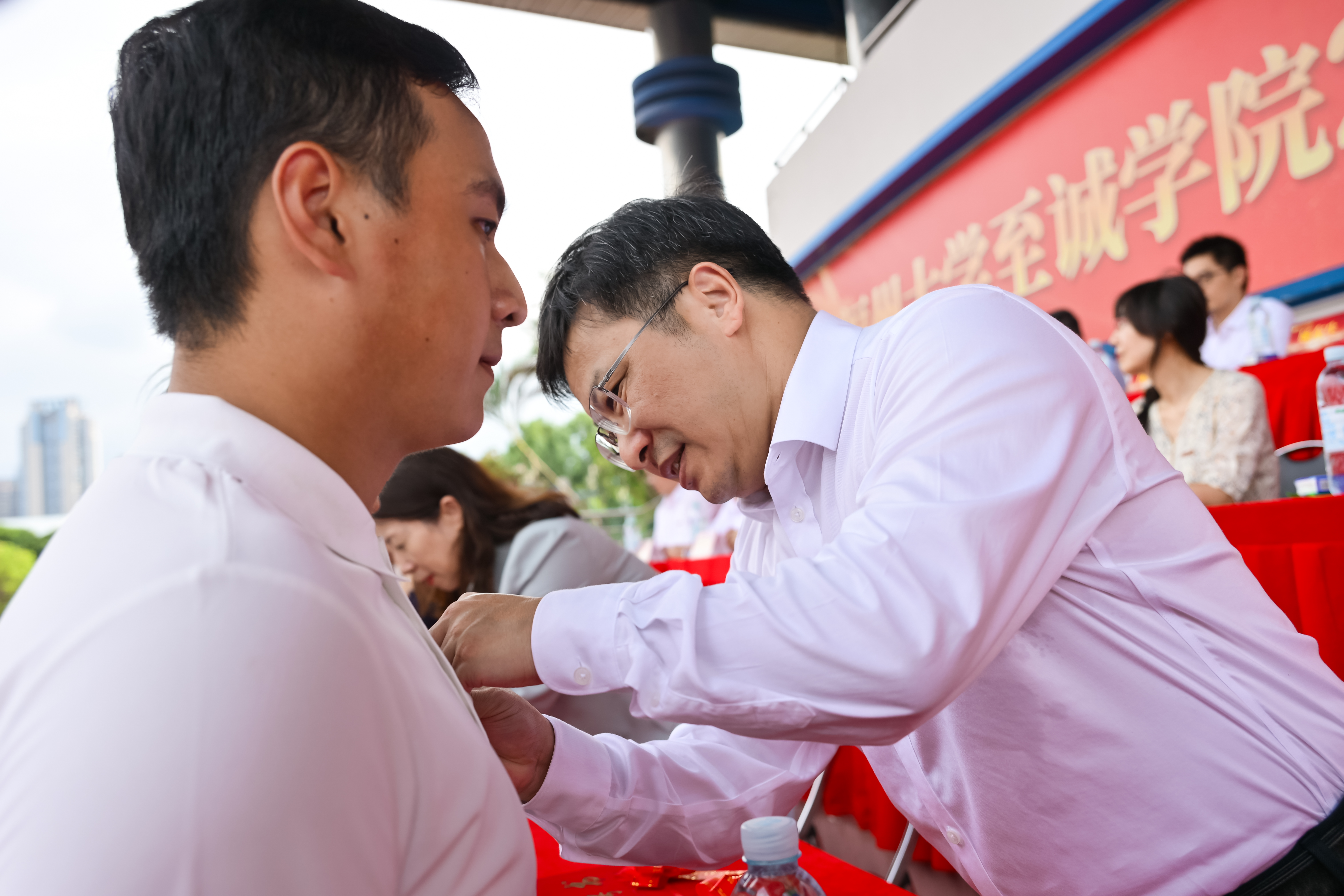 20260914至诚开学典礼 091江校带校徽.jpg