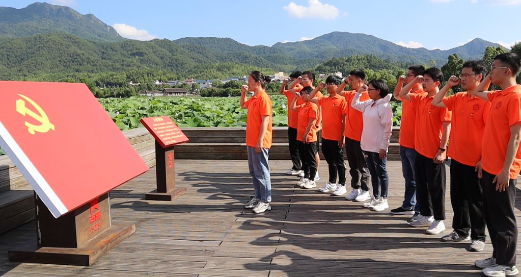 6福州大学“追寻红色足迹，材子勇担重任”实践队在入党宣誓台前宣誓png