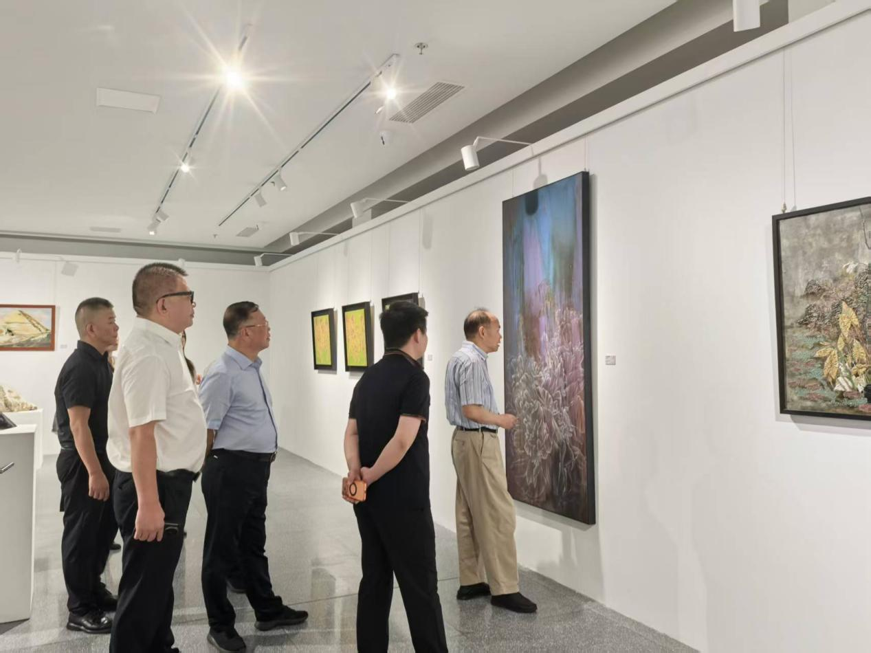 20260918程京院士、陈国龙会长一行观看展出作品厦门工艺美术学院.png