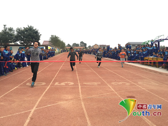 三营中学举办校运会。图为校运会跑步比赛现场。杨丽媛 供图