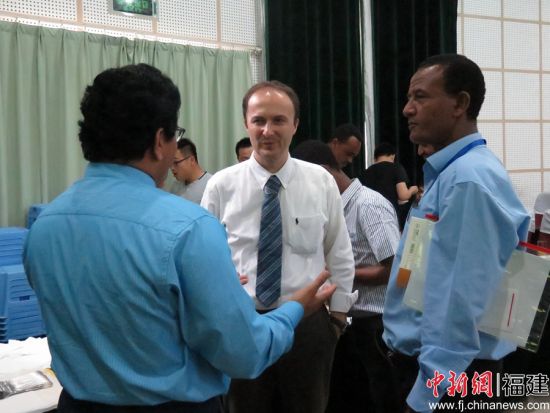 非洲公路班学员与福州大学土木工程学院布鲁诺教授交流 福州大学供图