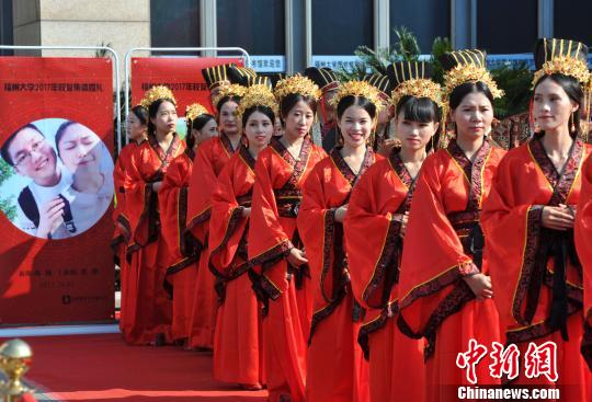 图为身着汉式服装的新人们在福州大学旗山校区参加校友集体婚礼。　张斌 摄