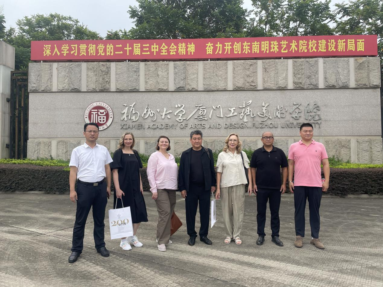 20250919校门口合影厦门工艺美术学院.png