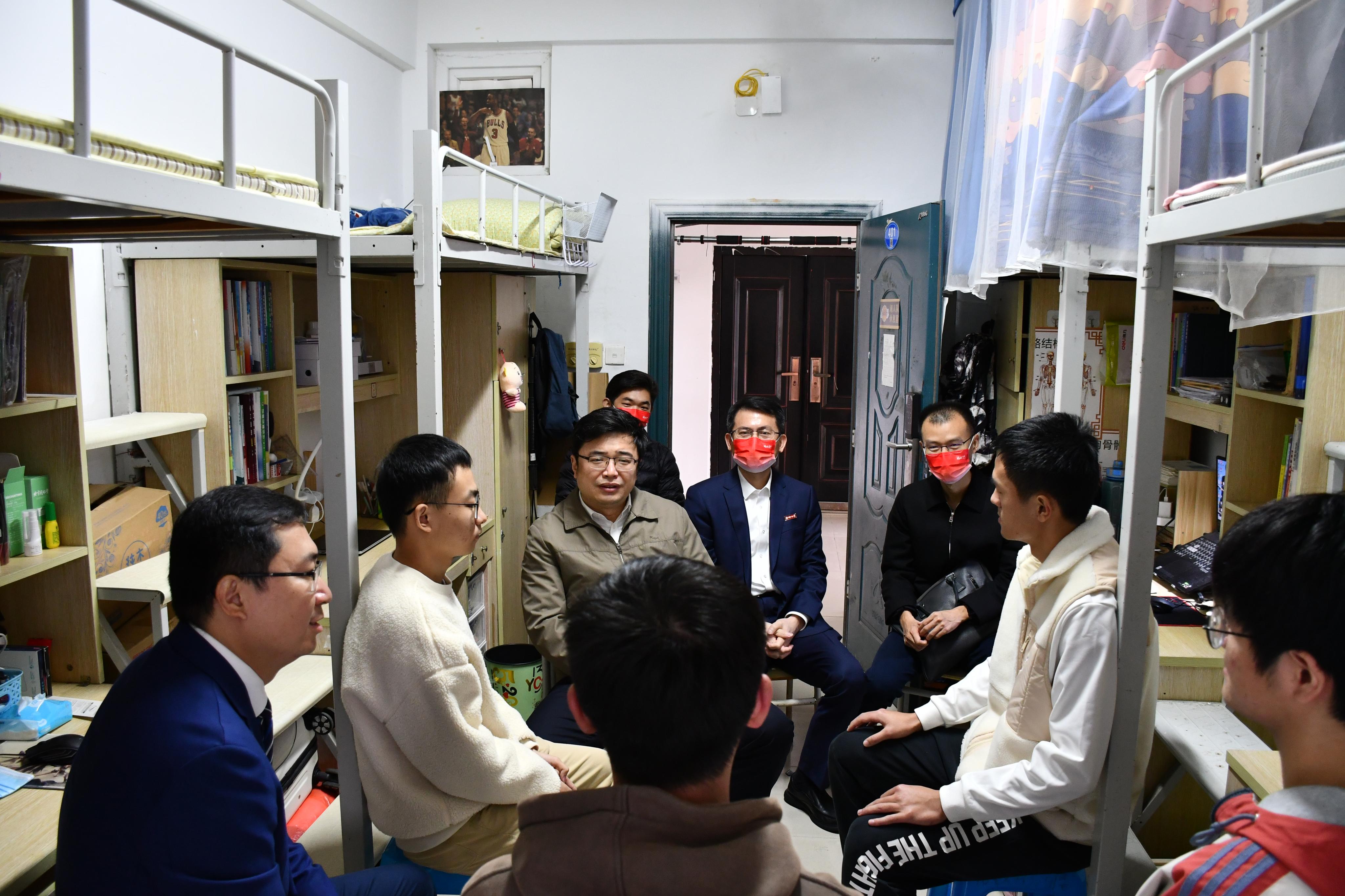 团省委副书记李腾到福州大学调研交流-李腾副书记走进学生宿舍，关心学生就业情况.JPG