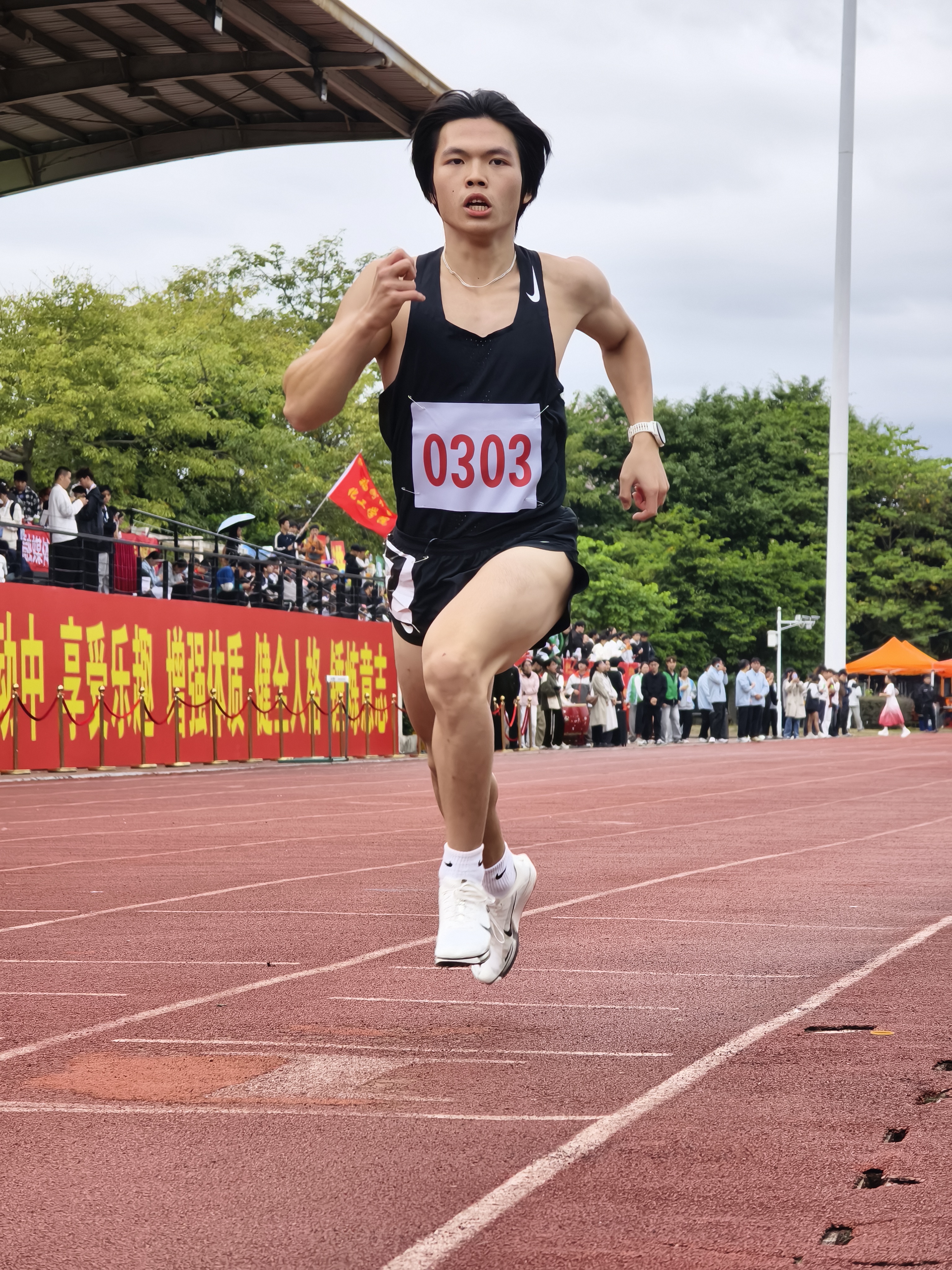 20251113男学乙800米苏郑熙凡摄 (2).jpg