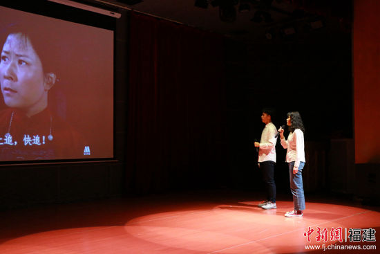 4月10日,福州大学电气工程与自动化学院举行“重温红色经典,演绎时代之声”红*配音大赛。图为参赛选手为经典红*《闪闪的红星》配音。 林坚 摄 4月10日,福州大学电气工程与自动化学院举行“重温红色经典,演绎时代之声”红*配音大赛。图为参赛选手为经典红*《闪闪的红星》配音。 林坚 摄