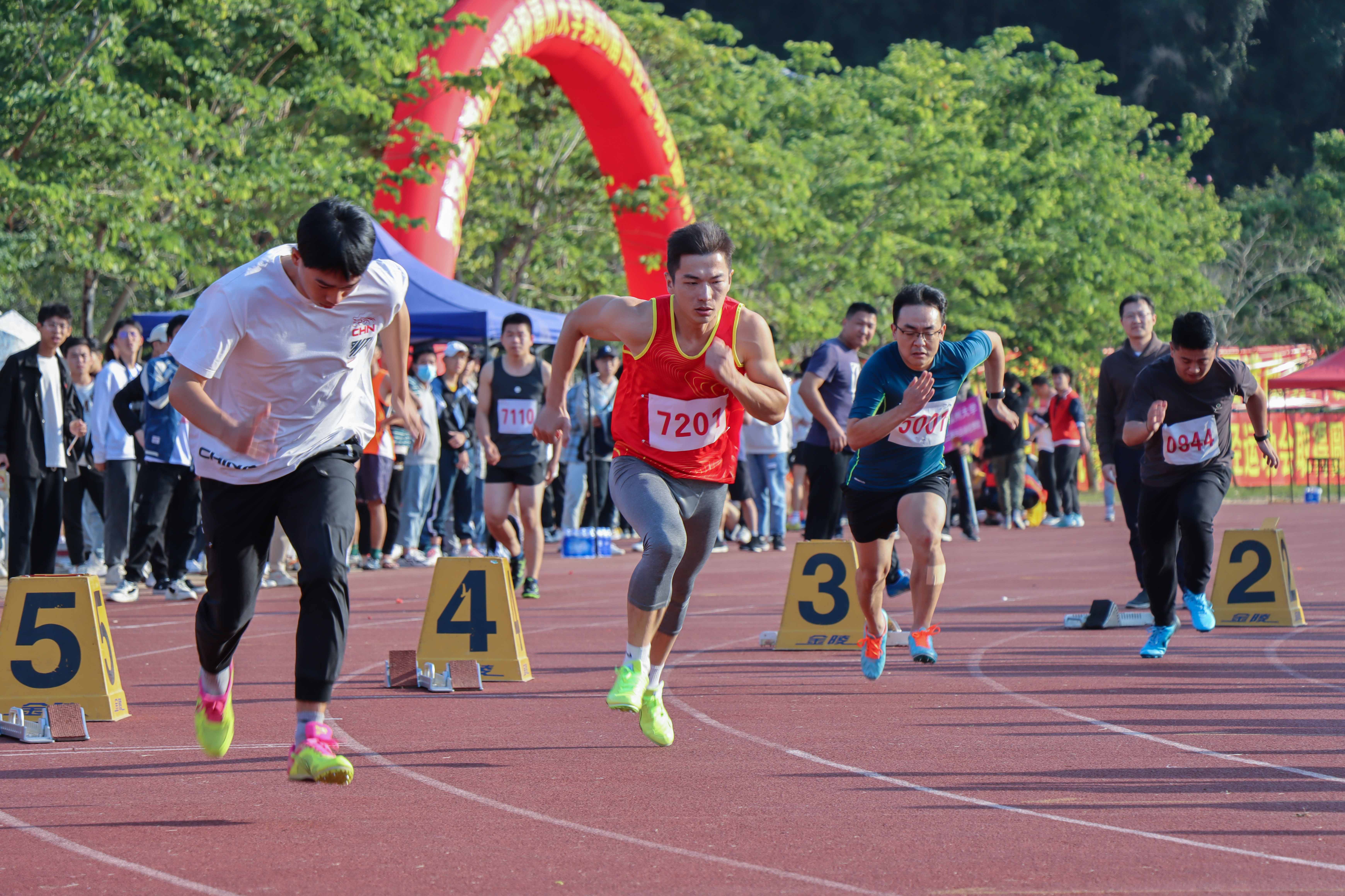 起跑瞬間 全媒體中心視覺傳媒部 方銳/攝