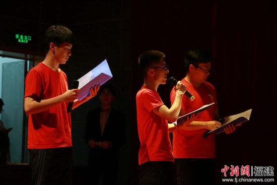 参赛选手正在为红*配音。他们对电影所要传达的精神有了更深刻的理解。 林坚 摄 参赛选手正在为红*配音。他们对电影所要传达的精神有了更深刻的理解。 林坚 摄