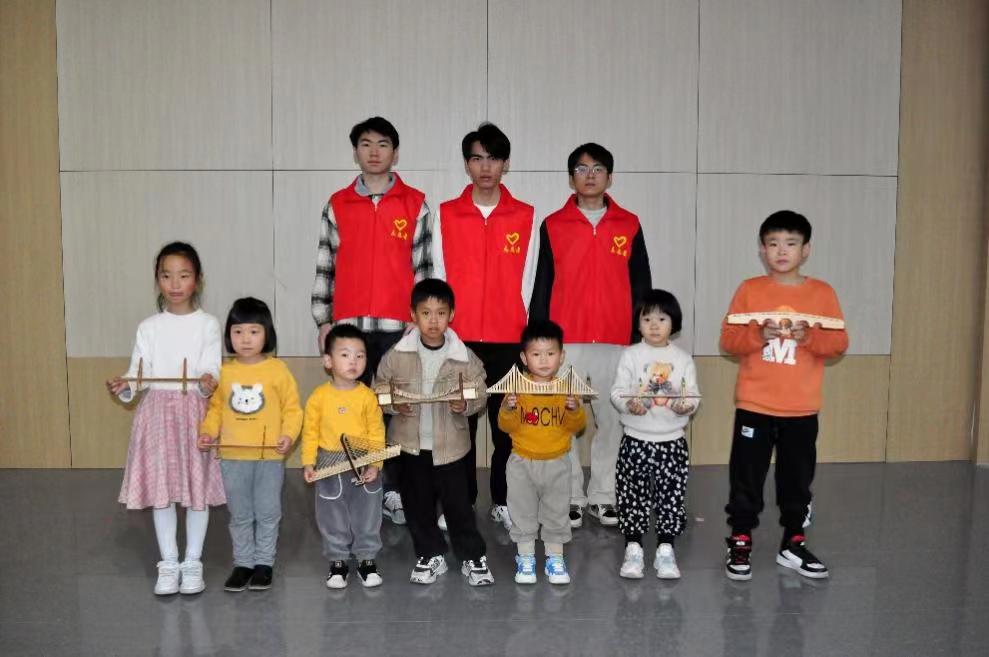 20240226志愿者和小朋友开展制作桥梁模型活动学院供图.jpg 20240226志愿者和小朋友开展制作桥梁模型活动学院供图.jpg