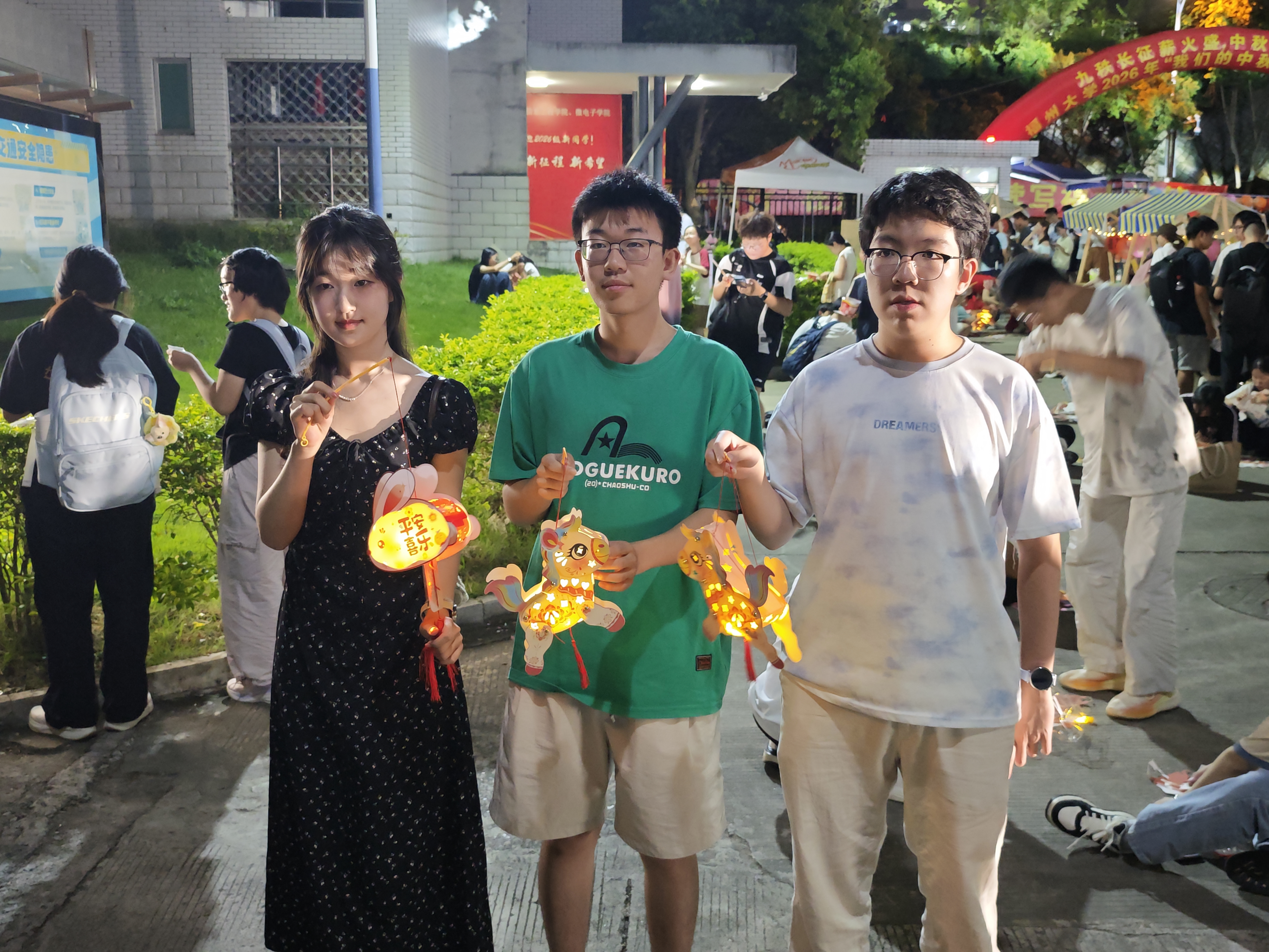 20260923同学与花灯合影视传陈剑桥摄.jpg