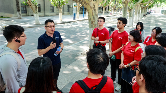 实践队在西北工业大学校园内开展行走的思政课