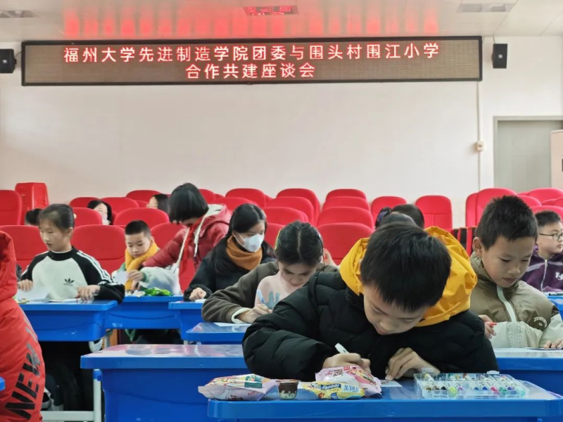 20240226志愿者和小朋友开展制作桥梁模型活动学院供图.png 20240226志愿者和小朋友开展制作桥梁模型活动学院供图.png